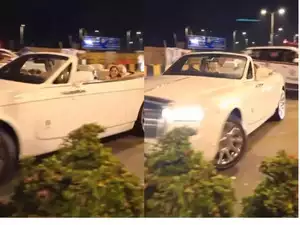 आकाश-ईशा अंबानी ने रात में मुंबई की सड़कों पर घूमते हुए रोल्स रॉयस कार से यात्रा की।
