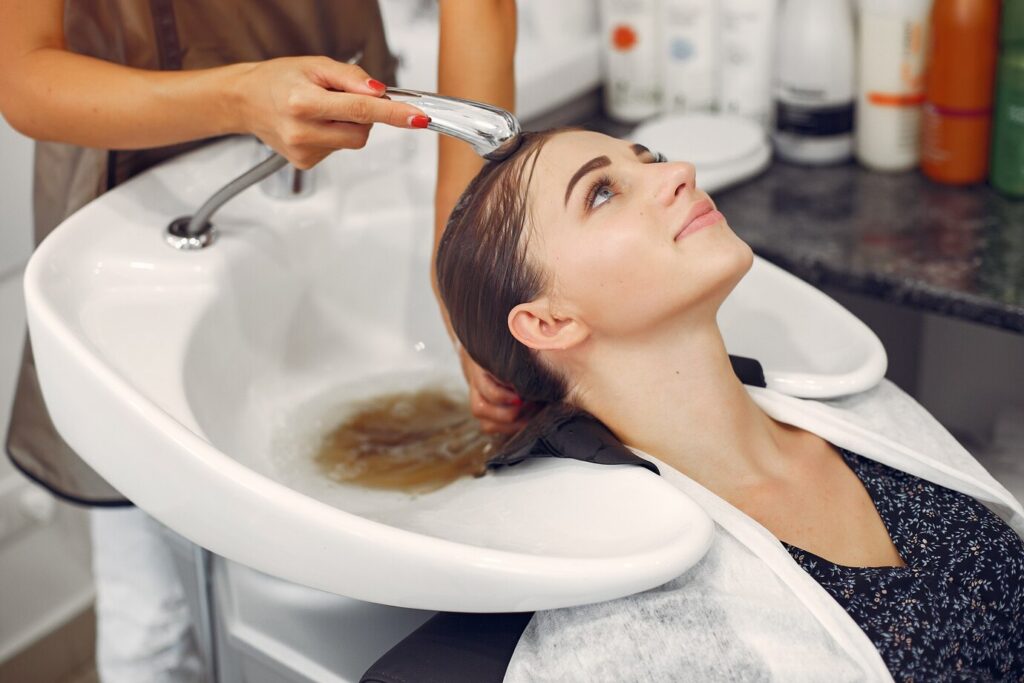 Hair Fall : बालों का झड़ना रोकने के लिए करे ये खास उपाए