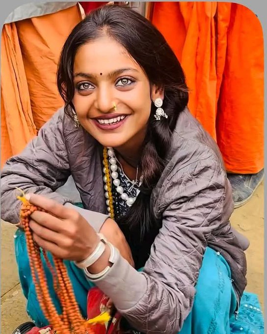 महाकुंभ में वायरल गर्ल मोनालिसा लोगों से हुई परेशान ! जाने कौन हैं ये लड़की ?